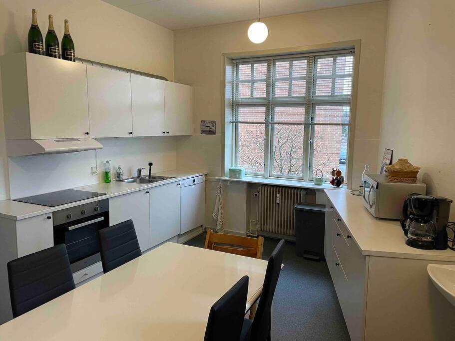 Cozy 4-Bedroom Apartment Aalborg Exterior foto